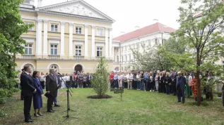 Warszawa, 07.05.2026. Prorektor UW ds. badań prof. dr hab. Zygmunt Lalak (3L), prorektor UW ds. rozwoju prof. dr hab. Ewa Krogulec (2L) oraz prorektor UW ds. studenckich i jakości kształcenia dr hab. Maciej Raś (L) podczas uroczystości symbolicznego upamiętnienia Małgorzaty Dynak na Kampusie Głównym UW w Warszawie, 7 bm.  Pracowniczka UW została rok temu brutalnie zamordowana na terenie kampusu. Zmarłą upamiętni miłorząb posadzony przez społeczność uczelni na skwerze między Budynkiem Chopinowskim a Wydziałem Archeologii. (jm) PAP/Tomasz Gzell