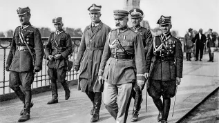 Marszałek Józef Piłsudski przed spotkaniem z prezydentem RP Stanisławem Wojciechowskim na moście Poniatowskiego, 12.05.1926 r. Od lewej: Kazimierz Stamirowski, Marian Żebrowski, Gustaw Orlicz-Dreszer, Józef Piłsudski, Tadeusz Jaroszewicz i Michał Galiński. Źródło: Wikipedia/ domena publiczna