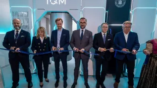 Poznań, 25.05.2026. Prezes IQM Polska Sylwia Barthel de Weydenth (2L), CEO i współzałożyciel IQM Quantum Computers Jan Goetz (3L) minister nauki i szkolnictwa wyższego Marcin Kulasek (3P), rektor PP prof. Teofil Jesionowski (2P) oraz starosta poznański Jan Grabkowski (P) podczas uroczystości otwarcia komputera kwantowego IQM Radiance 5 w Centrum Wykładowym Politechniki Poznańskiej, 25 bm. System IQM Radiance 5 to pięciokubitowy komputer kwantowy wykorzystujący technologię nadprzewodzących kubitów. Modułowa konstrukcja systemu zapewnia dostęp zarówno do warstwy sprzętowej, jak i programowej, a jego architektura pozwala w przyszłości rozbudować system nawet do 150 kubitów. PAP/Paweł Jaskółka
