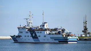  Gdynia, 01.06.2026. Statek szkoleniowo-badawczy Uniwersytetu Morskiego w Gdyni „Horyzont II” opuszcza Nabrzeże Kutrowe w Gdyni, 1 bm. 15 członków stałej załogi, 18 studentów-praktykantów Wydziału Elektrycznego UMG wraz z opiekunem oraz 15 polarników z Instytutu Geofizyki Polskiej Akademii Nauk wyruszyło w rejs na Spitsbergen. PAP/Adam Warżawa