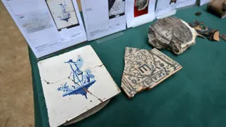 , 15.06.2026. Cenne zabytki archeologiczne związane z historią Zamku i rodu Ossolińskich na Zamku Krzyżtopór w Ujeździe, 15 bm. Wśród powracających do miejsca pochodzenia po ponad 50 latach przedmiotów znajdują się m.in. wysokiej klasy kafle delftyjskie, naczynia, elementy wyposażenia wnętrz oraz przedmioty codziennego użytku z XVII wieku. Wydarzenie towarzyszy podpisaniu umowy o współpracy pomiędzy Uniwersytetem Jana Kochanowskiego w Kielcach a Miastem i Gminą Iwaniska – organizatorem Instytucji Kultury Zamek Krzyżtopór. PAP/Piotr Polak 