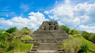 Ruiny majańskiej świątyni Xunantunich, Belize, Adobe Stock
