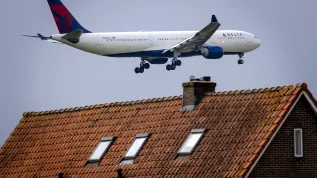 1.05.2023. Samolot przelatujący nad domem w pobliżu lotniska Schiphol w Holandii. EPA/ROBIN VAN LONKHUIJSEN. Dostawca: PAP/EPA