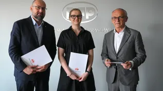 Warszawa, 01.07.2026. Dyrektor generalny PAP Marek Błoński (L), rektor UM prof. Piotr Ponikowski (P) oraz członkini zarządu Fundacji PAP Magdalena Żuk (C) podczas podpisania porozumienia o współpracy Polskiej Agencji Prasowej z wrocławskim Uniwersytetem Medycznym im. Piastów Śląskich, 1 bm. w siedzibie agencji w Warszawie. PAP/Marcin Obara