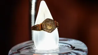01.07.2026. Złoty sygnet biskupi należący do Mikołaja Bock von Schippenbeil zaprezentowany w Muzeum Historii Ziemi Kamieńskiej w Kamieniu Pomorskim 1 bm. Mikołaj Bock von Schippenbeil był jednym z najważniejszych duchownych i dyplomatów związanych z państwem Zakonu Krzyżackiego. Złoty sygnet biskupi Mikołaja Bock von Schippenbeil to zabytek o wysokiej wartości kulturowej w skali europejskiej. Datowany jest na przełom XIV i XV wieku. (sko) PAP/Marcin Bielecki