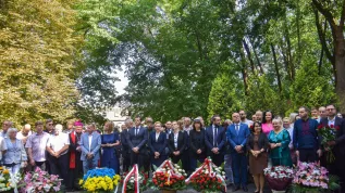 Lwów, Ukraina, 04.06.2026. Uroczystość przed pomnikiem na Wzgórzach Wuleckich we Lwowie, 4 bm. w ramach obchodów 85. rocznicy rozstrzelania polskich profesorów przez hitlerowców w lipcu 1941 r. W nocy z 3 na 4 lipca 1941 r. hitlerowcy aresztowali, a następnie nad ranem rozstrzelali na Wzgórzach Wuleckich we Lwowie 25 wybitnych profesorów lwowskich uczelni oraz członków ich rodzin. (sko) PAP/Vitaliy Hrabar