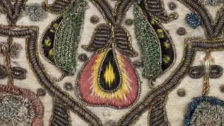 Rękawiczki - detal haftu ze złotym oplotem z rękawiczek, ok. 1620 r. Rękawiczki znajdują się w Metropolitan Museum w Nowym Jorku, domena publiczna
