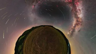 Wyróżnione zdjęcie M. Rosadzińskiego (@krakow_astrophotography) pt. Planeta Meteorow (fragment);  https://apod.nasa.gov/apod/ap260812.html