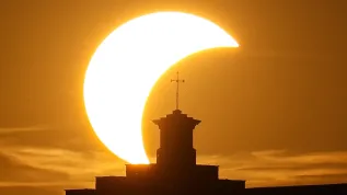 Warszawa, 12.08.2026. Częściowe zaćmienie słońca widziane z dachu Centrum Nauki Kopernik w Warszawie. Fot. PAP/Paweł Supernak