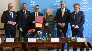 Olsztyn, 07.09.2026. Wiceminister funduszy i polityki regionalnej Jacek Karnowski (P), minister zdrowia  Jolanta Sobierańska-Grenda (3P), minister nauki i szkolnictwa wyższego  Marcin Kulasek (2L), wojewoda warmińsko-mazurski Radosław Król (L), dyrekror Uniwersyteckiego Szpitala Klinicznego Bogdan Włodarczyk (3L) i rektor Uniwersytetu Warmińsko-Mazurskiego w Olsztynie prof. Jerzy A. Przyborowski (2P) podczas konferencji prasowej w Olsztynie, 7 bm. Temat: Rozwój medycyny akademickiej w Olsztynie i inwestowanie pieniędzy z KPO w województwie warmińsko-mazurskim. (aldg) PAP/Tomasz Waszczuk