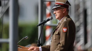 Rektor-komendant WAM w Łodzi, płk prof. dr hab. n. med. Marek Saracyn podczas promocji na pierwszy stopień oficerski absolwentów Wojskowej Akademii Medycznej w Łodzi (aldg) PAP/Marian Zubrzycki