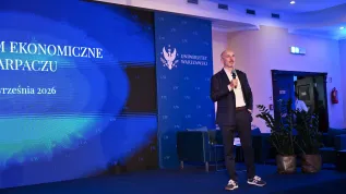 Karpacz, 08.09.2026. Prezes Fundacji Nauka Tomasz Rożek podczas wystąpienia "Od węgla do gwiazd. Centrum kosmiczne Wujek" w pierwszym dniu XXXV Forum Ekonomicznego w Karpaczu, 8 bm. Tegoroczna edycja forum odbywa się pod hasłem "Architektura nowego porządku – stabilność w czasach zmian".  PAP/Maciej Kulczyński