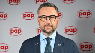 09.09.2026. Minister nauki i szkolnictwa wyższego Marcin Kulasek gości w studiu PAP w drugim dniu XXXV Forum Ekonomicznego w Karpaczu, 9 bm. odbywającego się pod hasłem "Architektura nowego porządku – stabilność w czasach zmian". (dw) PAP/Maciej Kulczyński