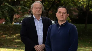 Na zdjęciu prof. Jerzy Mozrzymas i prof. Grzegorz Wiera. Fot. Krzysztof Ćwik/UMW