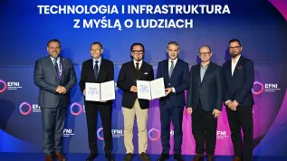 Sopot, 15.10.2026. Od lewej: wiceprezes zarządu PGE ds. Wsparcia i Rozwoju Piotr Dziubałtowski, prezes PGE Dariusz Lubera, minister aktywów państwowych Wojciech Balczun, wicepremier, minister cyfryzacji Krzysztof Gawkowski, dyrektor NASK-PIB Radosław Nielek oraz Dyrektor Departamentu Rozwoju i Zarządzania Innowacjami w PGE S.A. Jarosław Owsicki podczas konferencji prasowej „Współpraca pomiędzy NASK i PGE dotycząca budowy centrów danych” w drugim dniu Europejskiego Forum Nowych Idei (EFNI) 2026 w Radisson Hotel Sopot, 15 bm. Tegoroczna, 15. edycja forum trwa od 14 do 16 października 2026 roku. (jm) PAP/Marcin Gadomski