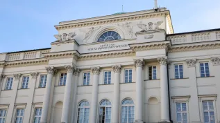 Warszawa, 13.11.2025. Siedziba Polskiej Akademii Nauk oraz Towarzystwa Naukowego w Pałacu Staszica w Warszawie, 13 bm. W jego wnętrzach znajduje się m. in. nowa Biblioteka Instytutu Kultur Śródziemnomorskich i Orientalnych PAN im. profesora Kazimierza Michałowskiego. PAP/ Albert Zawada
