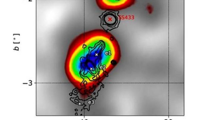 Źródła wysokoenergetycznego promieniowania gamma wokół mikrokwazara SS 433 otoczonego mgławicą W50. (Źródło: HAWC Observatory)