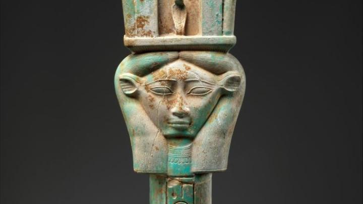 Sistrum z połowy I tysiąclecia p.n.e., fot. z kolekcji Metropolitan Museum of Art, domena publiczna