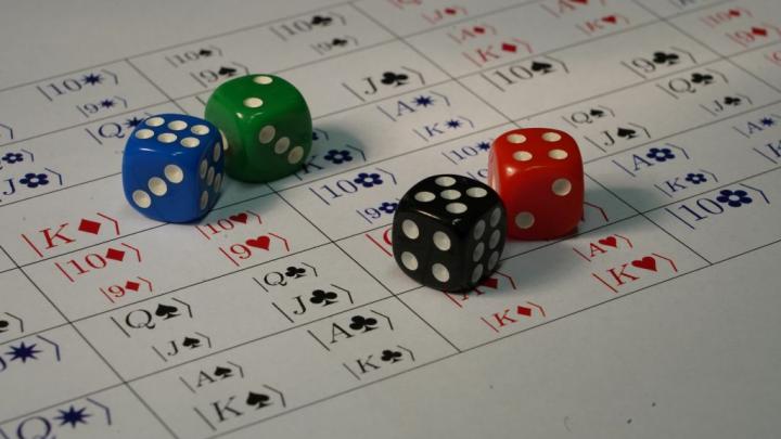 A new entangled state presented by scientists in the solution to Euler's 36 officers puzzle would assume a set of four dice entangled in such a way that observing the result of any two dice allows scientists to predict the result of the throw with the remaining two dice. Photo: Authors' materials