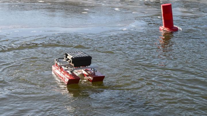 Studenci Politechniki Wrocławskiej zbudowali pływającego drona monitorującego jakość wody
