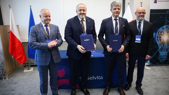 NCBR i Selvita podpisały umowę na innowacyjne terapie i leki przyszłości
