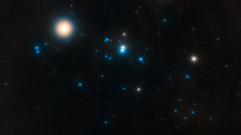 Aldebaran (najjaśniejsza gwiazda) na tle Hiad. źródło: NASA, ESA, and STScI