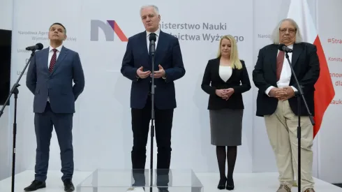 Od lewej: profesor Robert Bielik, wicepremier, minister nauki i szkolnictwa wyższego Jarosław Gowin, Agnieszka Kruszewska i profesor Piotr Zielenkiewicz podczas konferencji prasowej dotyczącej dotacji celowej MNiSW na rozbudowę infrastruktury Polskiej Stacji Antarktycznej im. H. Arctowskiego, 21 bm. w warszawskiej siedzibie MNiSW. Fot. PAP/Jakub Kamiński 21.11.2018