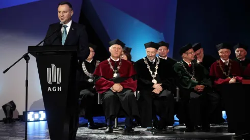 Prezydent RP Andrzej Duda (L) przemawia podczas uroczystego posiedzenia Senatu z okazji Jubileuszu 100-lecia Akademii Górniczo-Hutniczej oraz 101. Inauguracji Roku Akademickiego w Krakowie. PAP/Łukasz Gągulski 19.10.2019