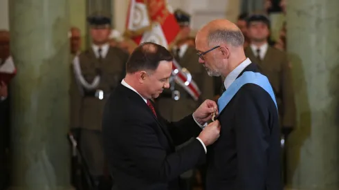  Prezydent Rzeczypospolitej Polskiej Andrzej Duda (C-L) oraz odznaczony Orderem Orła Białego historyk prof. Andrzej Nowak (C-P) podczas uroczystości wręczenia odznaczeń państwowych, 11 bm. w Pałacu Prezydenckim w Warszawie z okazji obchodów Narodowego Święta Niepodległości. Fot. PAP/Radek Pietruszka 11.11.2019