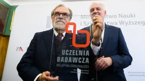 Poznań, 27.11.2019. Rektor UAM prof. Andrzej Lesicki (L) oraz minister nauki i szkolnictwa wyższego Jarosław Gowin (P) podczas konferencji inaugurującej program "Inicjatywa Doskonałości - Uczelnia Badawcza", 27 bm. w siedzibie Uniwersytetu im. Adama Mickiewicza w Poznaniu. PAP/Jakub Kaczmarczyk