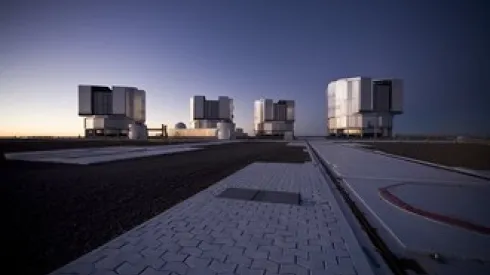 Zespół teleskopów VLT na Paranal o zachodzie Słońca. Credit: ESO/H.H. Heyer 