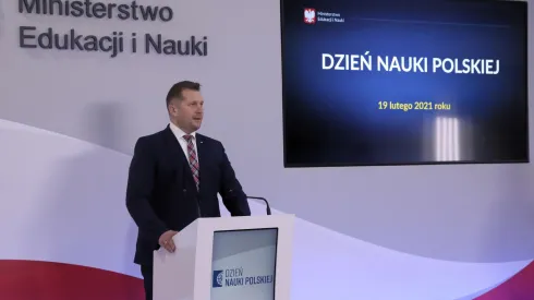 Minister edukacji i nauki Przemysław Czarnek podczas wystąpienia z okazji Dnia Nauki Polskiej w siedzibie ministerstwa przy ul. Hożej w Warszawie. PAP/Tomasz Gzell 19.02.2021