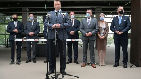  20.09.2021. Minister edukacji i nauki Przemysław Czarnek (front), poseł PiS Grzegorz Lorek (L), poseł PiS Antoni Macierewicz (2L), dyrektor CNK Robert Firmhofer (3P), poseł PiS Robert Telus (4P), dyrektor strefy Renata Wojtczak (2P) i prezydent Piotrkowa Trybunalskiego Krzysztof Chojniak (P) podczas uroczystości otwarcia pierwszej Strefy Odkrywania, Wyobraźni i Aktywności "SOWA". PAP/Grzegorz Michałowski