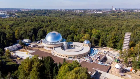 Rozbudowa Planetarium w Chorzowie, w którym, 1 bm. zainstalowano kapsułę czasu. Kapsuła, która ma zostać otwarta za 40 lat, zawiera m.in. charakterystyczne dla obecnych czasów przedmioty (w tym maseczkę), informacje o stanie współczesnej wiedzy astronomicznej. Planetarium, które ma pełnić funkcję tematycznego parku nauki, ma być gotowe w 2022 roku. PAP/Andrzej Grygiel 1.10.2021