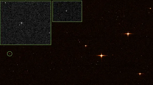 Kosmiczny Teleskop Jamesa Webba sfotografowany przez obserwatorium Gaia w dniu 18 lutego 2022 r. Teleskop wskazano po lewej stronie, pokazano tez powiększenie tego fragmentu zdjęcia. Źródło: ESA/Gaia/DPAC; CC BY-SA 3.0 IGO.