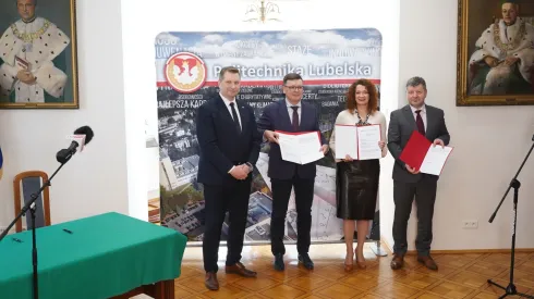 11.04.2022. Minister edukacji i nauki Przemysław Czarnek (L), rektor Politechniki Lubelskiej prof. Zbigniew Pater (2L), rektor Politechniki Białostockiej Marta Kosior-Kazberuk (2P) oraz rektor Politechniki Rzeszowskiej prof Piotr Koszelnik (P) podczas uroczystości podpisania porozumienia Politechniczna Sieć Via Carpatia, 11 bm. na Politechnice Lubelskiej w Lublinie. PAP/Karol Zienkiewicz