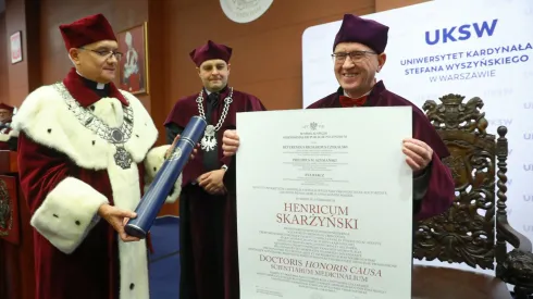 , 27.05.2022. Rektor UKSW ks. prof. dr hab. Ryszard Czekalski (L) podczas uroczystości nadania prof. Henrykowi Skarżyńskiemu (P) tytułu doktora honoris causa Uniwersytetu Kardynała Stefana Wyszyńskiego, 27 bm. w siedzibie UKSW w Warszawie. (mr) PAP/Rafał Guz