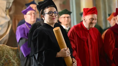 Wrocław, 01.06.2022. Pisarka Olga Tokarczuk (L) odebrała doktorat honoris causa Uniwersytetu Wrocławskiego w Auli Leopoldyńskiej UWr. PAP/Maciej Kulczyński