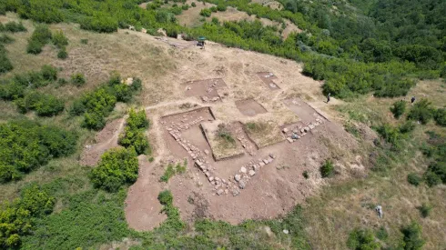 Wzgórze obok wsi Bushat w czasie badań archeologicznych, fot. M. Lemke