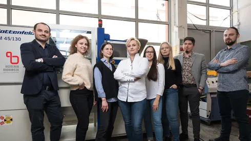 Od lewej: dr inż. Maciej Sienkiewicz, Aleksandra Myślak, mgr inż. Edyta Piłat, mgr inż. Karolina Gwizdała, Zuzanna Cemka, mgr inż. Paweł Szarlej oraz mgr inż. Przemysław Gnatowski. Fot. Dawid Linkowski/PG