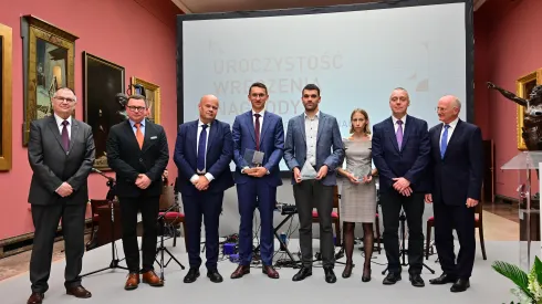 Kraków, 12.10.2022. Od lewej: prof. dr hab. Bronisław Rudak, prof. dr hab. Tomasz Zaleśkiewicz, dyrektor NCN prof. dr hab. Zbigniew Błocki, laureat nagrody w kategorii Nauki o Życiu, prof. Michał Bogdziewicz z UAM, laureat nagrody w kategorii Nauki Ścisłe i Techniczne, profesor UMK dr hab. Piotr Wcisło, laureatka nagrody w kategorii Nauki Humanistyczne, Społeczne i o Sztuce, profesor UW dr hab. Karolina Safarzyńska, prof. dr hab. Robert Hasterok i przew. Rady NCN prof. dr hab. Jacek Kuźnicki.  PAP/Art Servi