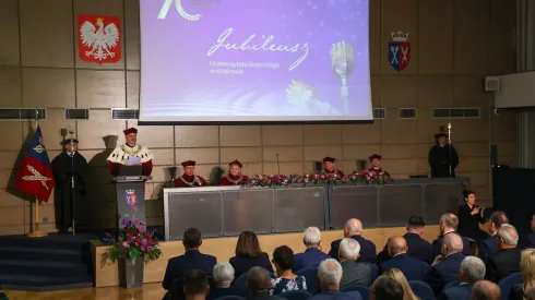  06.07.2023. Rektor URK dr. hab. inż. Sylwester Tabor (L) przemawia podczas obchodów 70-lecia Uniwersytetu Rolniczego im. Hugona Kołłątaja w Krakowie, 6 bm. Hasło jubileuszu brzmi: „Ze źródeł natury ku kompetencjom przyszłości”. PAP/Art Service