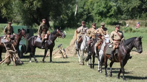 Ossów (woj. mazowieckie), 15.08.2023. Rekonstrukcja bitwy pod Ossowem, 15 bm. na polach podwarszawskiej miejscowości Ossów. Bitwa pomiędzy Wojskiem Polskim a Armią Czerwoną miała miejsce 13 i 14 sierpnia 1920 r. (aldg) PAP/Rafał Guz