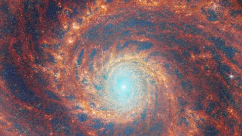 Duża galaktyka spiralna M51 (Galaktyka Wir) sfotografowana w podczerwieni przez Kosmiczny Teleskop Jamesa Webba. Źródło: ESA/Webb, NASA &amp; CSA, A. Adamo (Stockholm University) oraz zespół FEAST JWST.