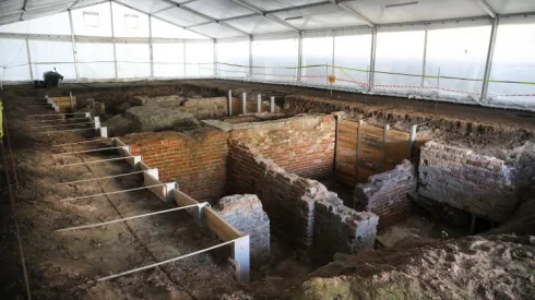 Warszawa, 30.10.2023. Tymczasowa ekspozycja na stanowisku archeologicznym przy ul. Miłej w Warszawie, 30 bm. W 2022 r. archeolodzy zbadali fundamenty kamienic, które znajdowały się na terenie getta warszawskiego w pobliżu bunkra dowódcy ŻOB Mordechaja Anielewicza. Muzeum Getta Warszawskiego prowadzi rozmowy na temat budowy w tym miejscu budynku edukacyjnego. Fot. PAP/A. Zawada