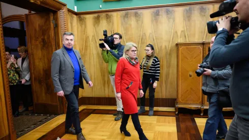 14.12.2023. Minister nauki Dariusz Wieczorek (L) oraz rektor UAM prof. dr hab. Bogumiła Kaniewska (C) podczas spotkania na Uniwersytecie Adama Mickiewicza w Poznaniu, 14 bm. Minister Wieczorek spotka się z władzami UAM oraz ze studentami okupującymi DS Jowita. (jm) PAP/Jakub Kaczmarczyk