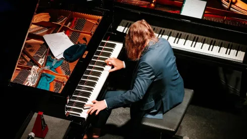 Fot: Leszek Możdżer podczas festiwalu Nowe Obroty zagrał na dwóch fortepianach: strojonym klasycznie (po lewej stronie) oraz fortepianie dekafonicznym (po prawej). Źródło materiały prasowe Nowe Obroty.   