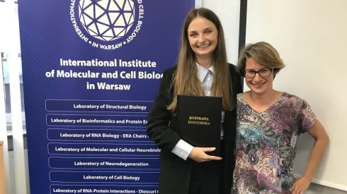 Fot. MIBMiK, Gabriela Żurawska (z lewej) oraz Katarzyna Mleczko-Sanecka, autorki artykułu naukowego w American Journal of Hematology.
