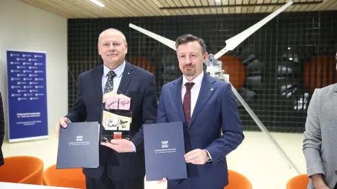 05.03.2024. Prorektor dr hab. inż. Tomasz Kapecki (L) i prezes Polskiego Związku Narciarskiego Adam Małysz (P) podczas briefingu prasowego w Krakowie, 5 bm. Spotkanie poświęcone było podpisaniu listu intencyjnego o współpracy naukowo-technicznej Polskiego Związku Narciarskiego i Politechniki Krakowskiej. PAP/Łukasz Gągulski