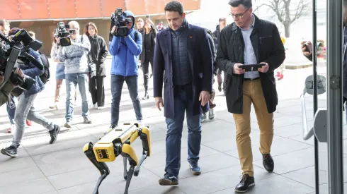 21.03.2024. Prezydent stolicy Rafał Trzaskowski (2P) oraz dyrektor Centrum Nauki Kopernik Robert Firmhofer (P) podczas prezentacji stworzonego przez amerykańską firmę Boston Dynamics psa-robota Spota przed siedzibą Centrum w Warszawie. PAP/Rafał Guz